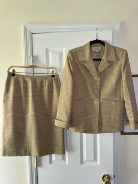 Le Suit Beige Plaid Two-Piece Skirt Suit